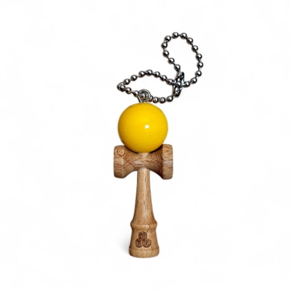 Breloc Kendama Mini – Accesoriu Original din Lemn cu Bilă Galbenă