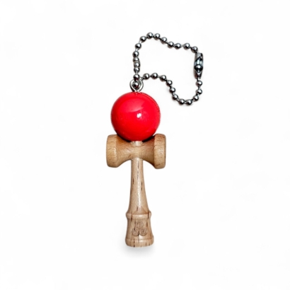 Breloc Kendama Mini – Accesoriu Original din Lemn cu Bilă Rosie