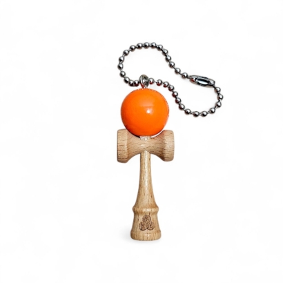 Breloc Kendama Mini – Accesoriu Original din Lemn cu Bilă Orange